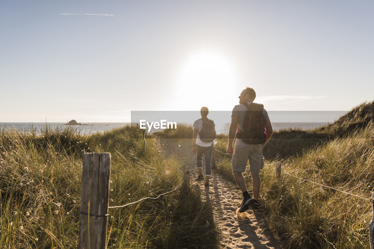 France, bretagne, finistere, crozon peninsula, couple during beach hiking