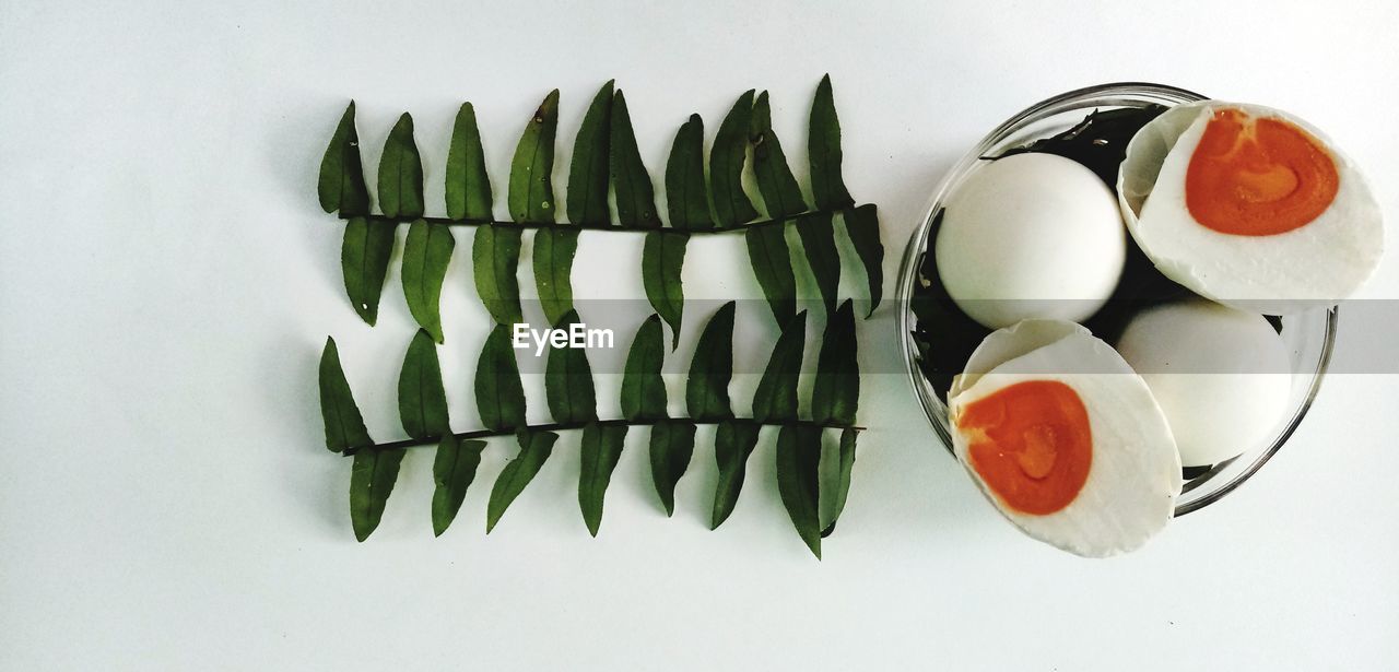 HIGH ANGLE VIEW OF VEGETABLES ON TABLE