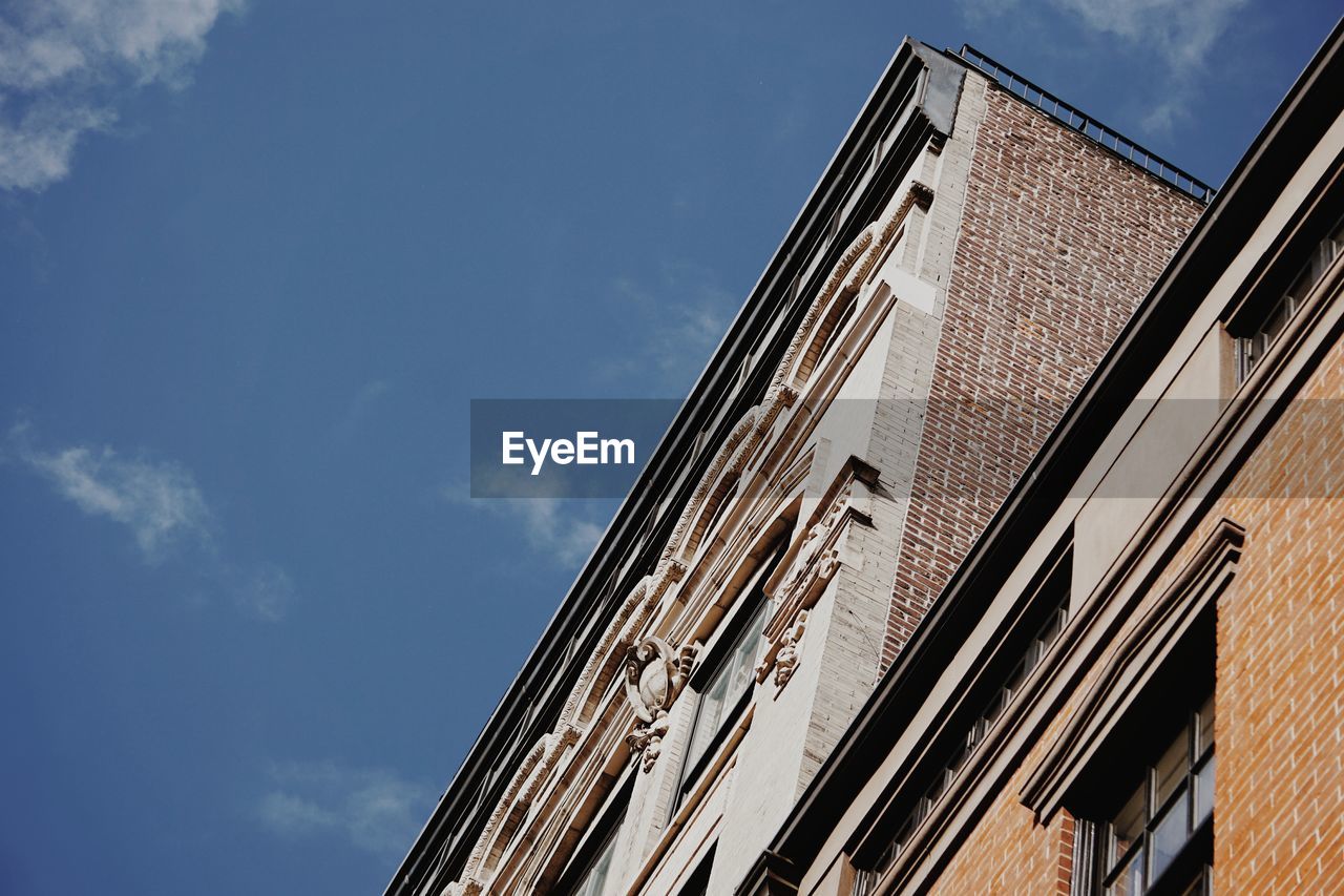 LOW ANGLE VIEW OF BUILDINGS AGAINST SKY