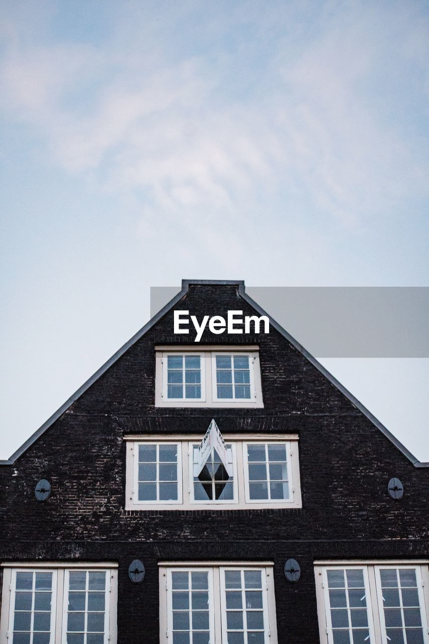 LOW ANGLE VIEW OF HOUSE AGAINST SKY