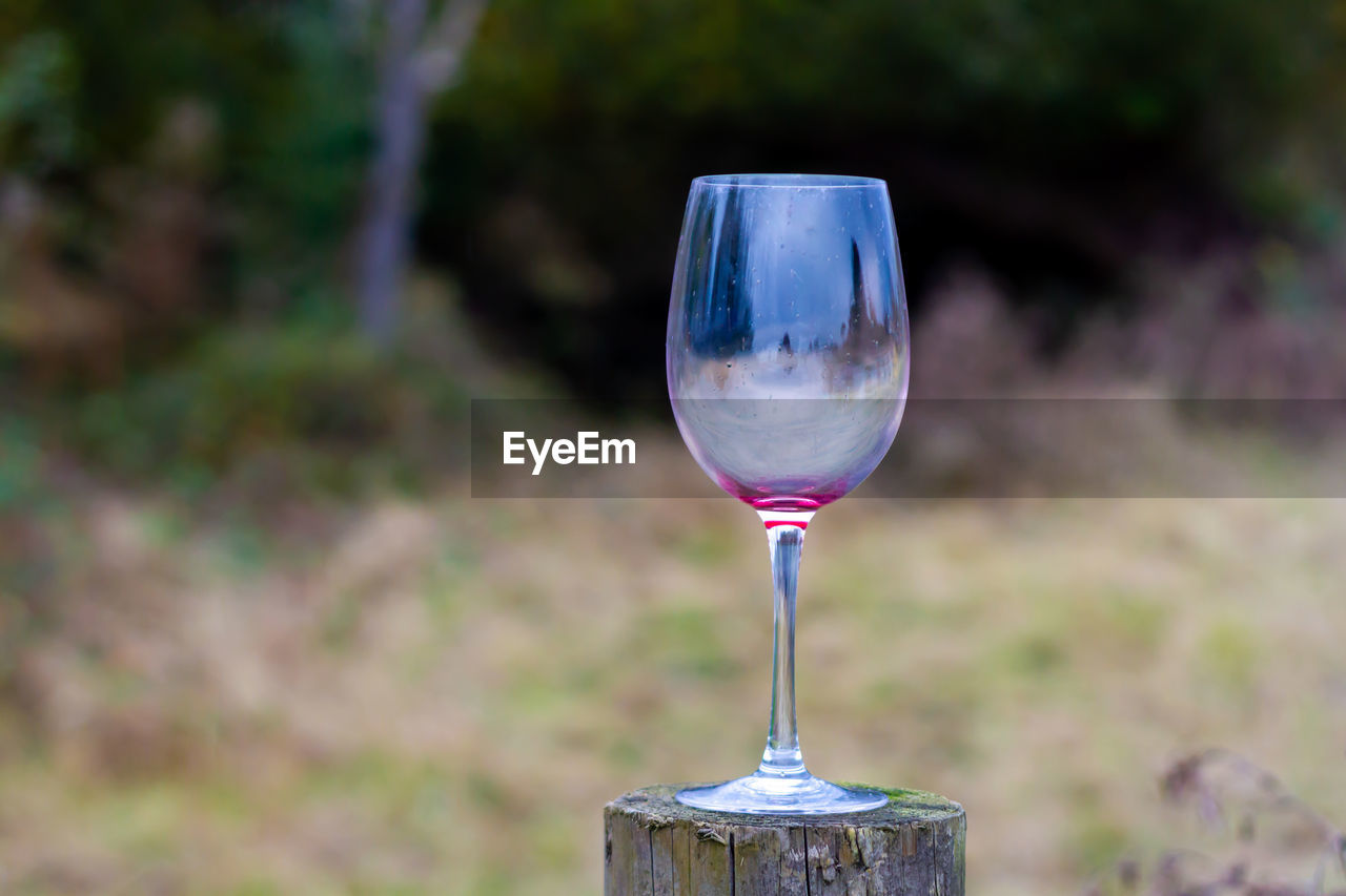 CLOSE-UP OF GLASS OF WINE