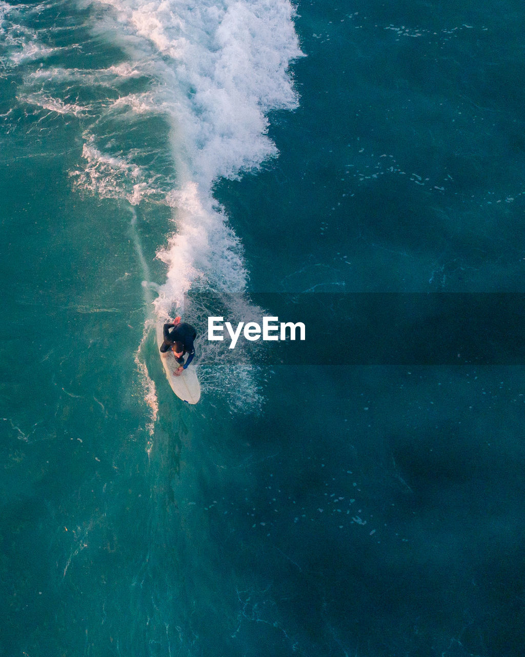 HIGH ANGLE VIEW OF MAN IN SWIMMING POOL