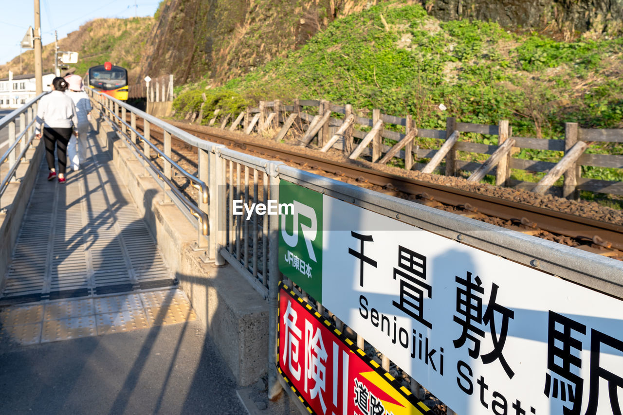 VIEW OF INFORMATION SIGN ON ROAD