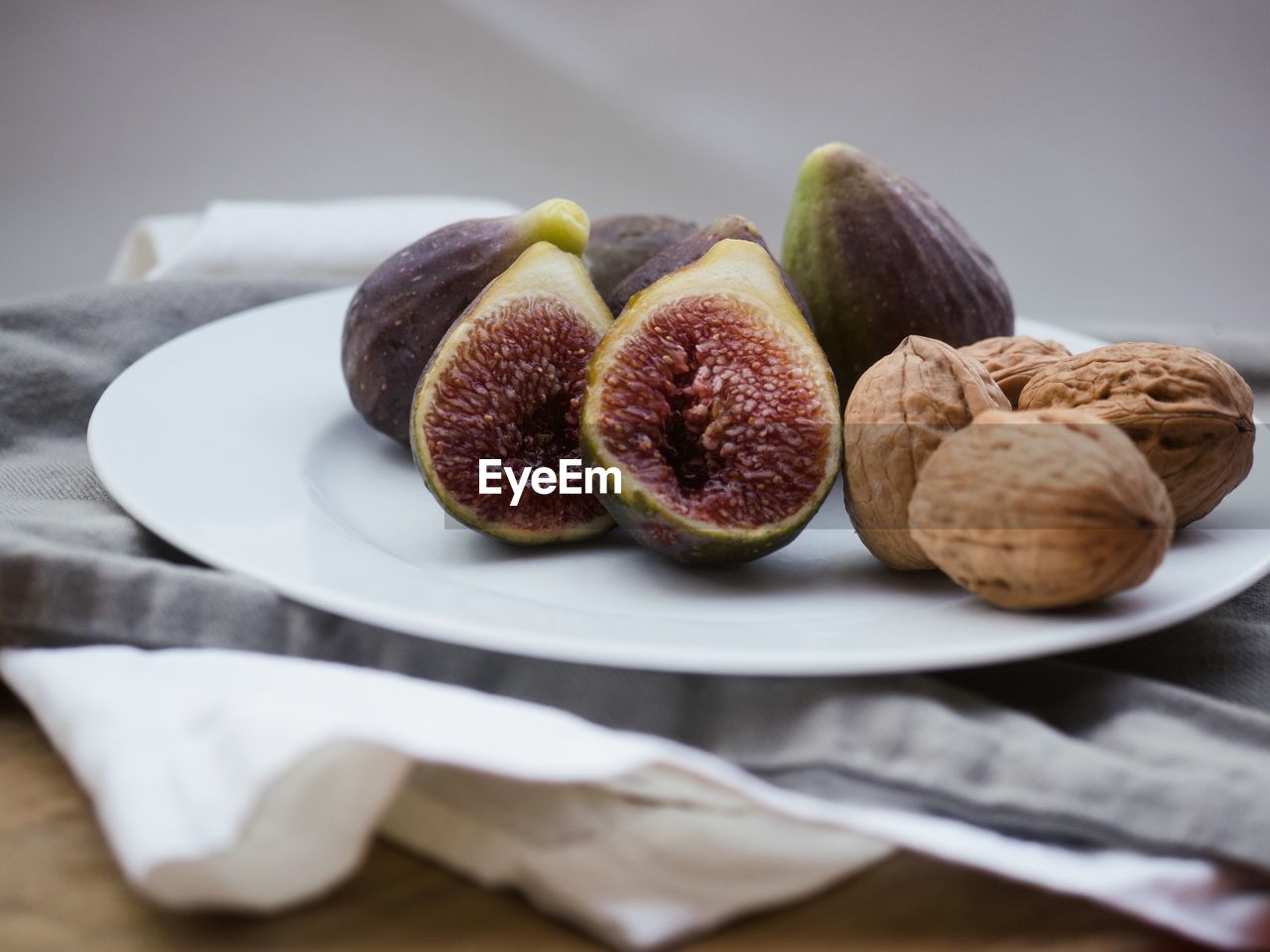 CLOSE-UP OF FRUITS IN PLATE