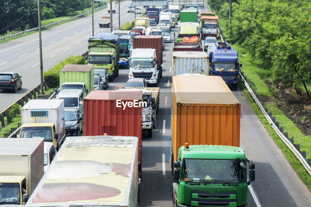 HIGH ANGLE VIEW OF TRAFFIC ON ROAD