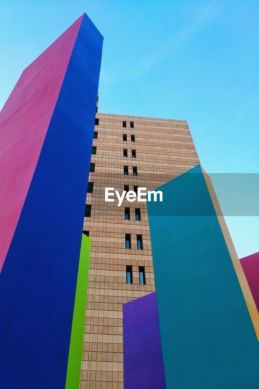 LOW ANGLE VIEW OF MODERN BUILDINGS AGAINST BLUE SKY