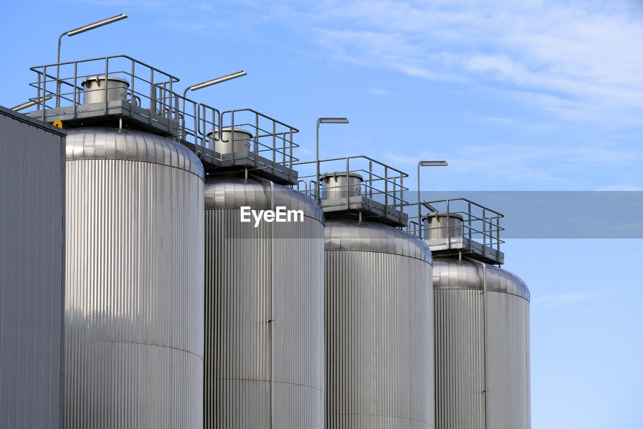 Large steel tanks for conservation or production of drinks or chemicals products