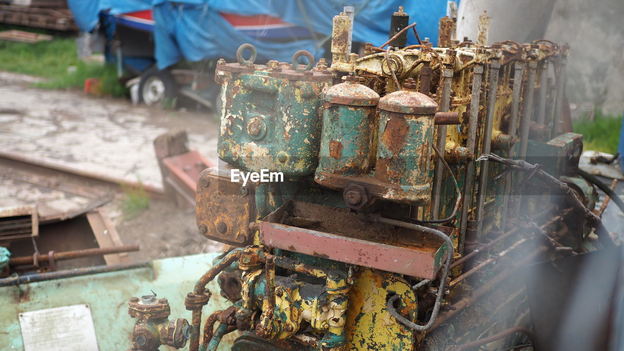 HIGH ANGLE VIEW OF OLD RUSTY MACHINE