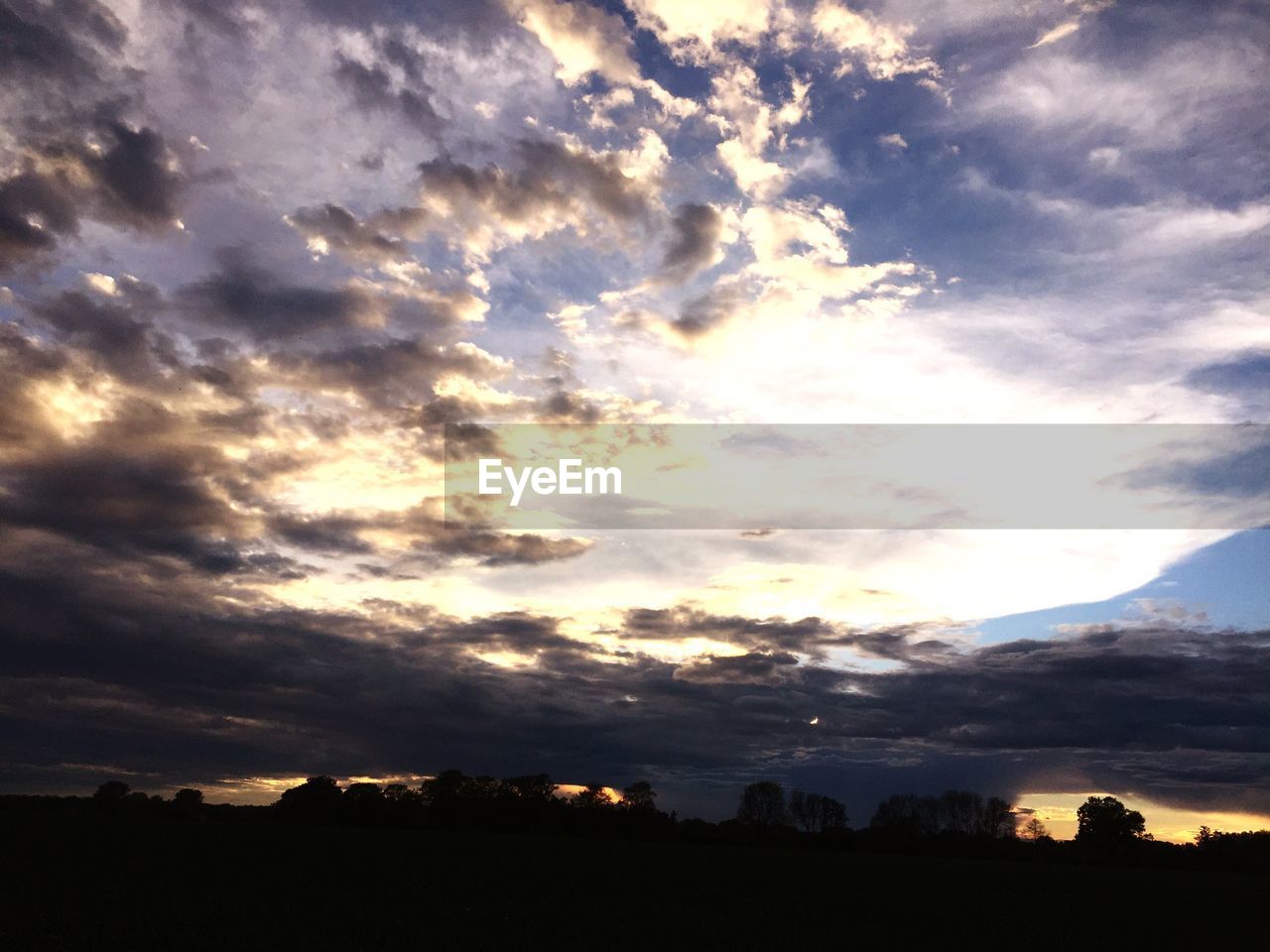 SCENIC VIEW OF DRAMATIC SKY OVER LANDSCAPE