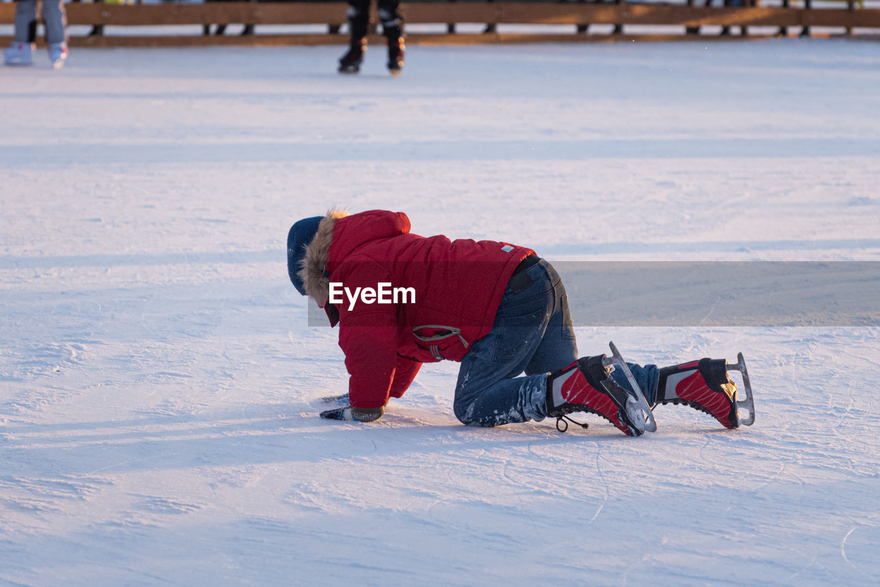 FULL LENGTH OF MAN LYING DOWN ON SNOW