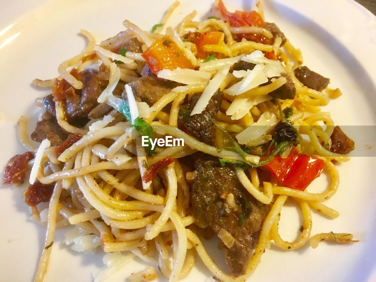 CLOSE-UP OF NOODLES WITH MEAT AND SALAD