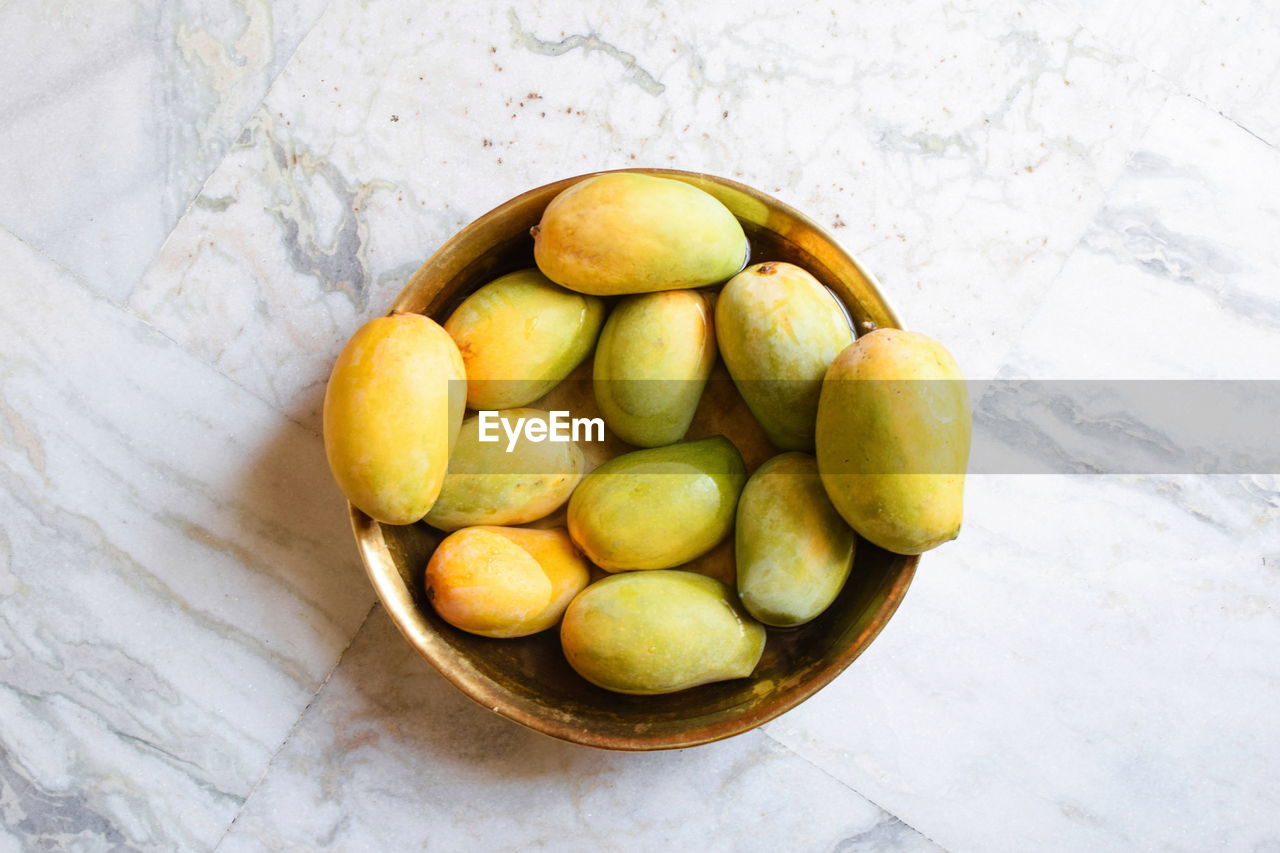 HIGH ANGLE VIEW OF ORANGES