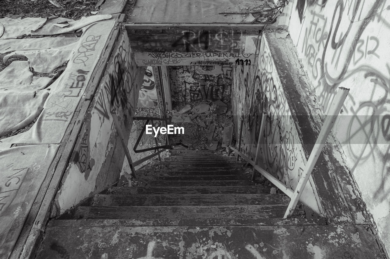 HIGH ANGLE VIEW OF STAIRCASE IN BUILDING