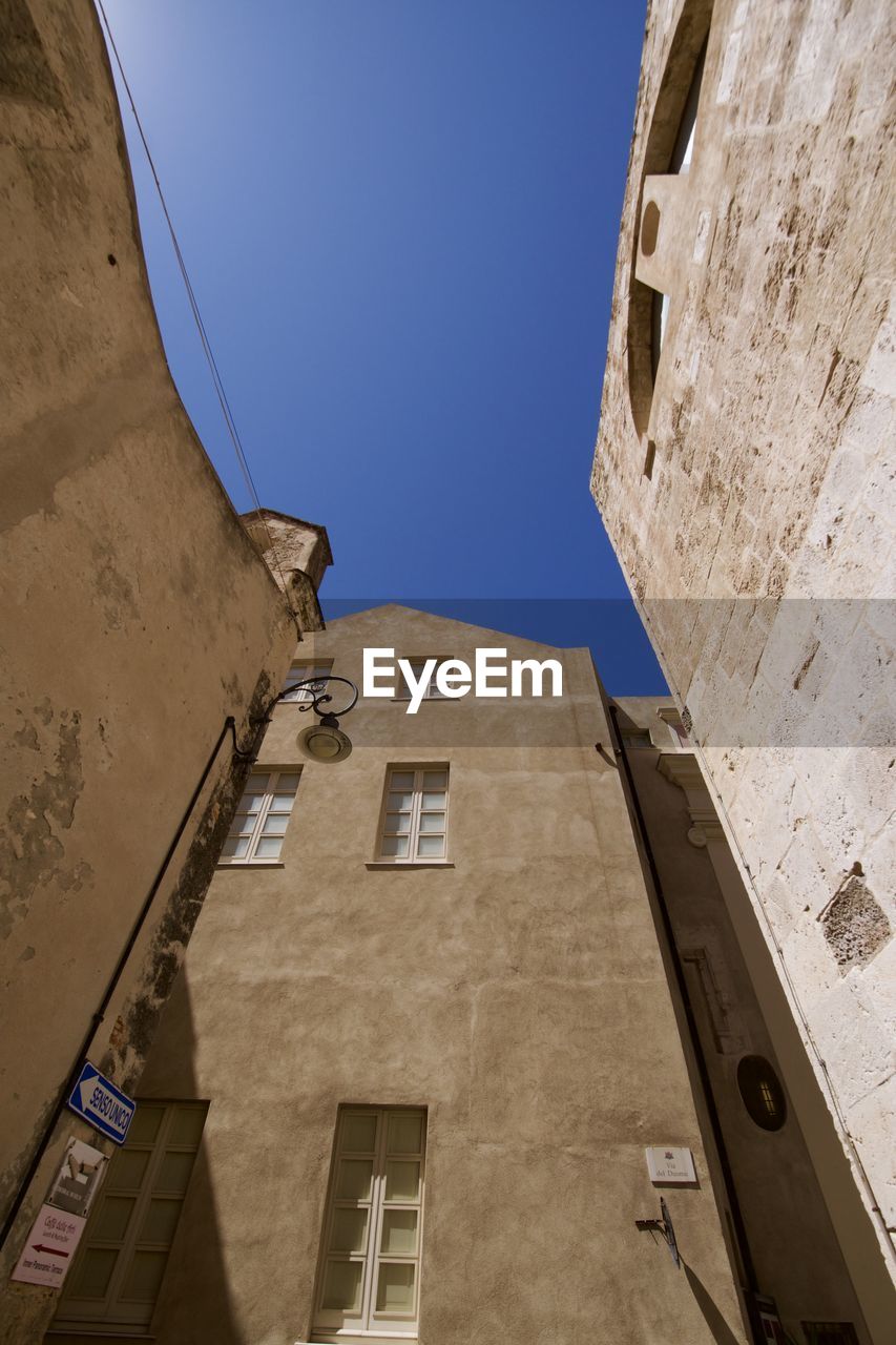 LOW ANGLE VIEW OF BUILDING AGAINST CLEAR SKY