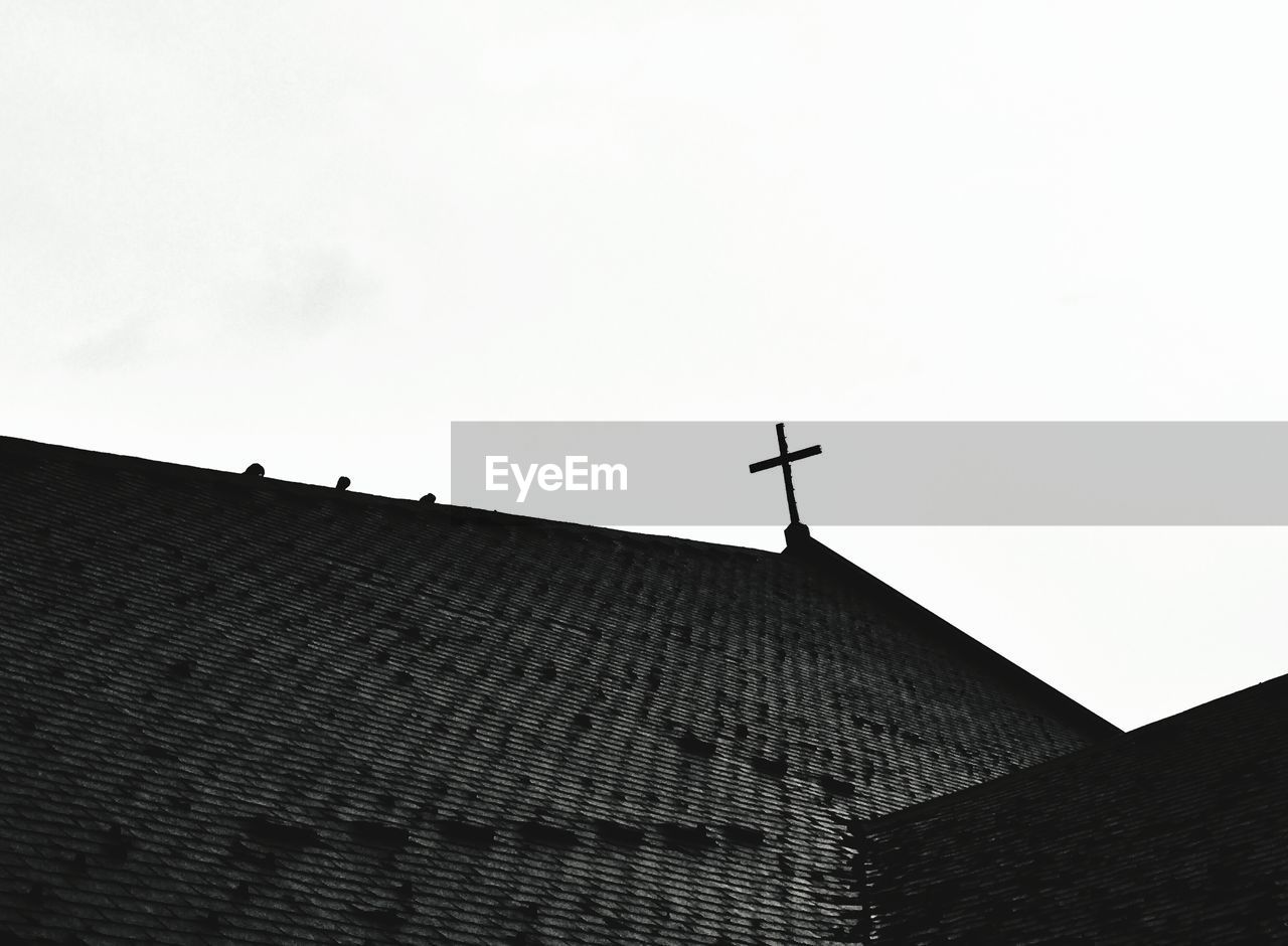 LOW ANGLE VIEW OF BUILDINGS AGAINST SKY