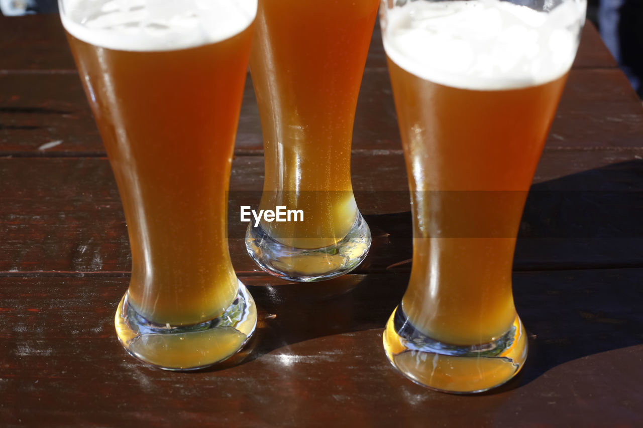 CLOSE-UP OF BEER IN GLASS