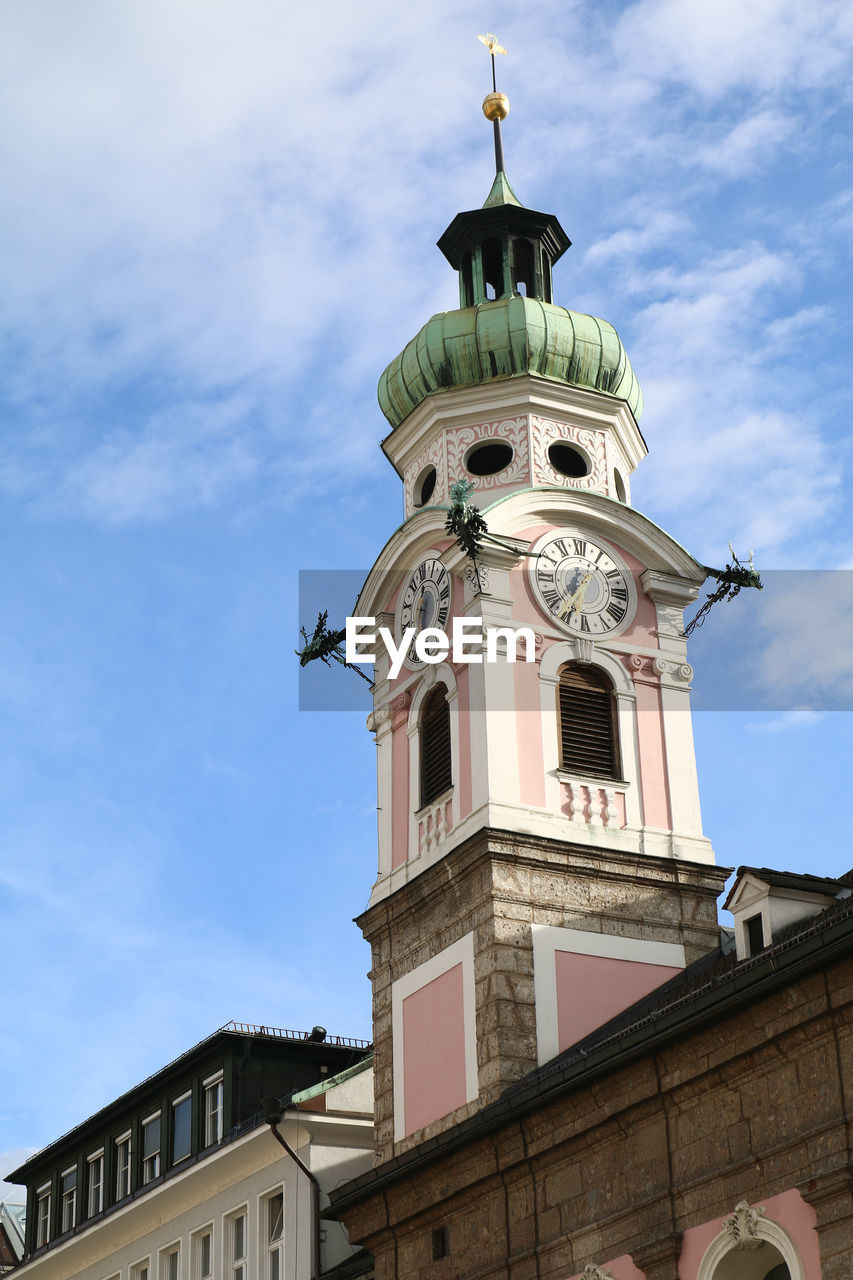 LOW ANGLE VIEW OF CLOCK TOWER AND BUILDING AGAINST SKY