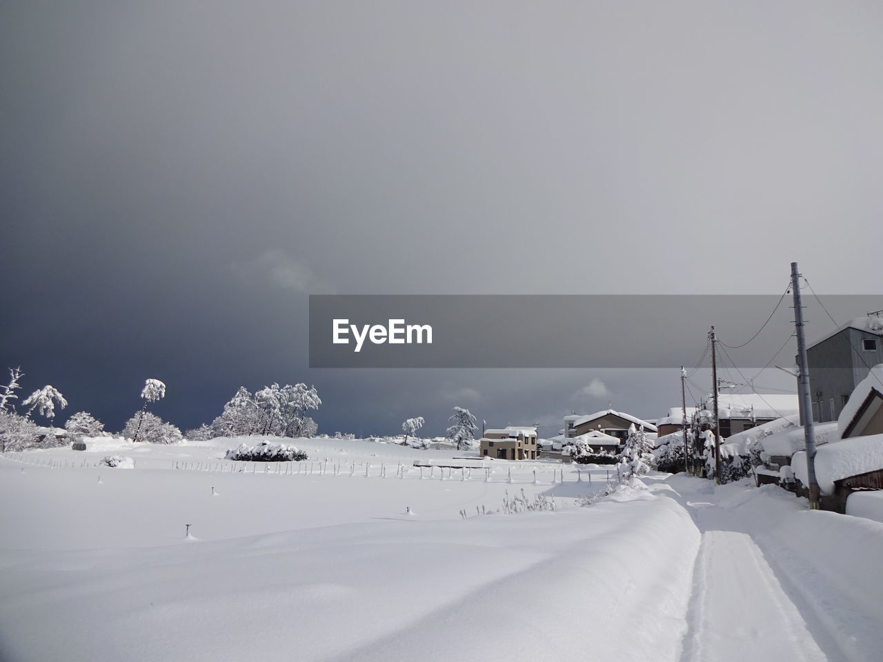 PANORAMIC VIEW OF SNOW COVERED LANDSCAPE AGAINST SKY