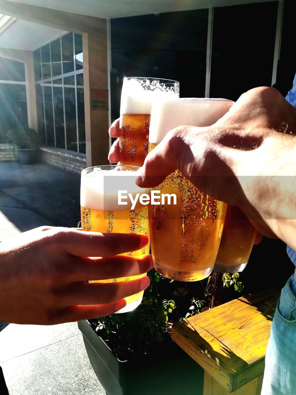 CLOSE-UP OF MAN HOLDING BEER GLASS