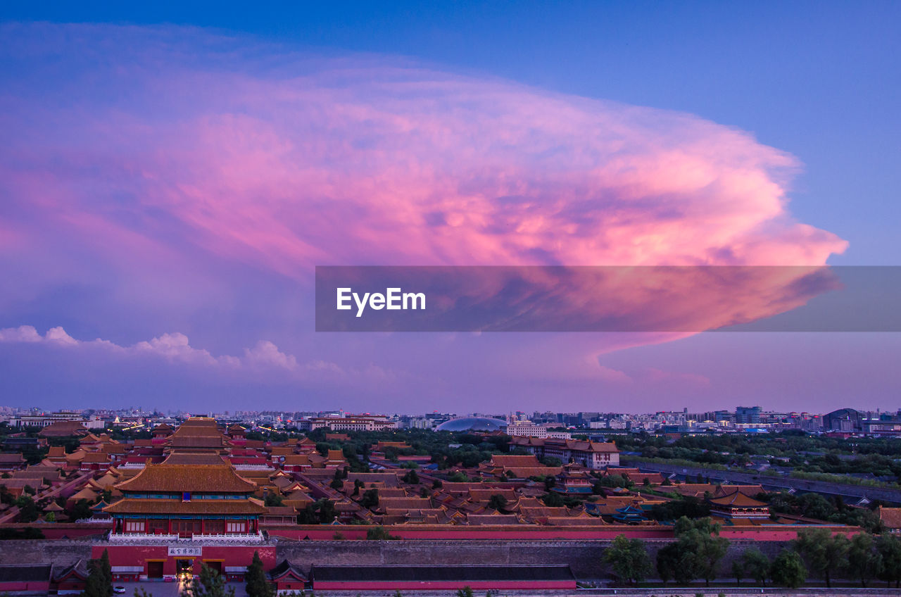 HIGH ANGLE VIEW OF TOWNSCAPE AGAINST CLOUDY SKY