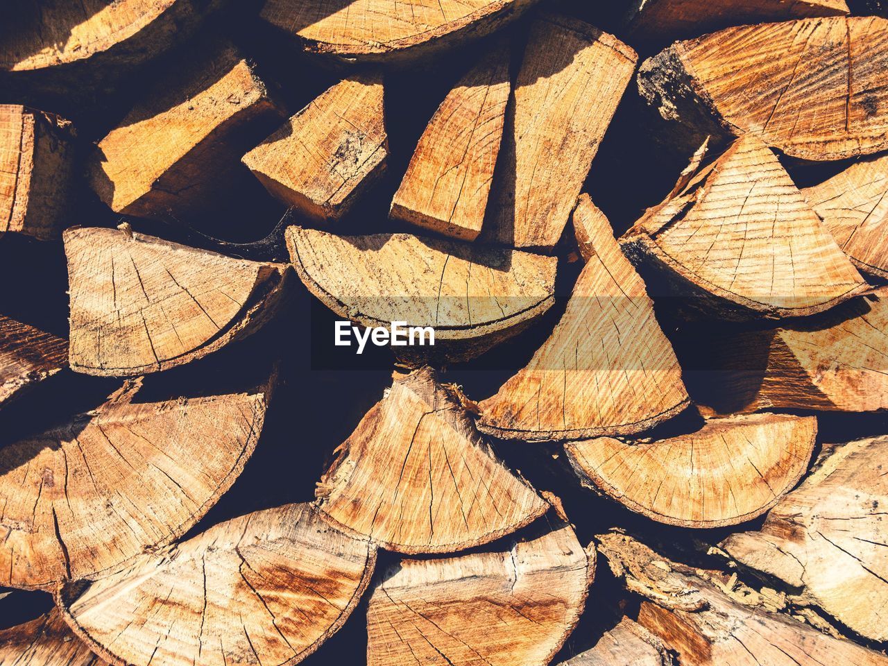 FULL FRAME SHOT OF FIREWOOD STACKED LOGS