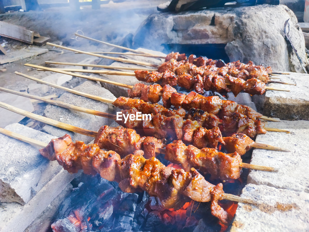 HIGH ANGLE VIEW OF BARBECUE GRILL