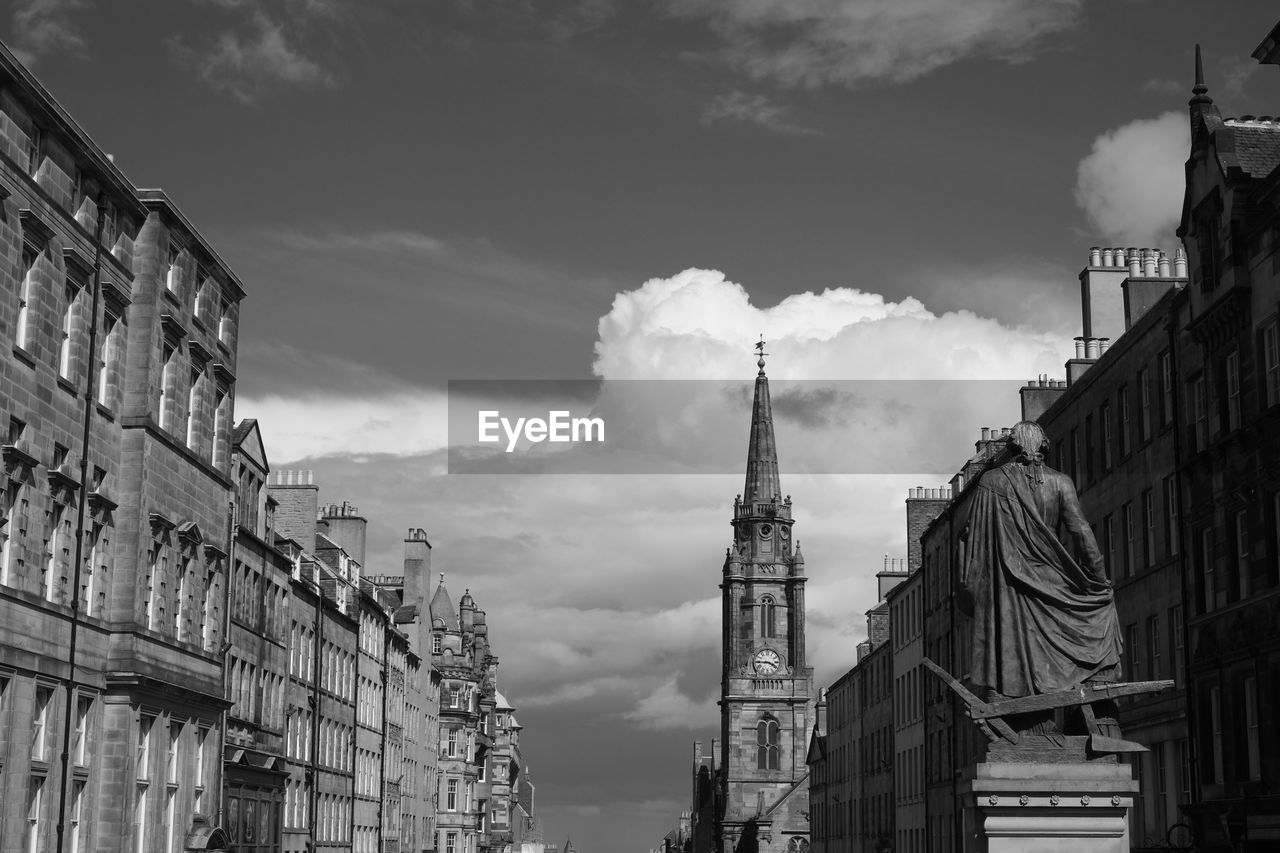 LOW ANGLE VIEW OF BUILDINGS AGAINST SKY IN CITY