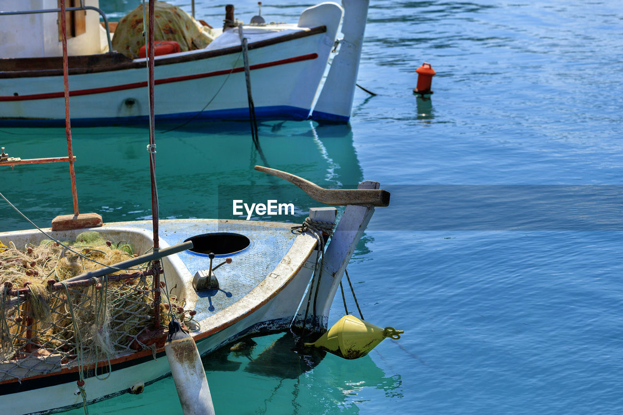 HIGH ANGLE VIEW OF FISHING BOATS IN SEA