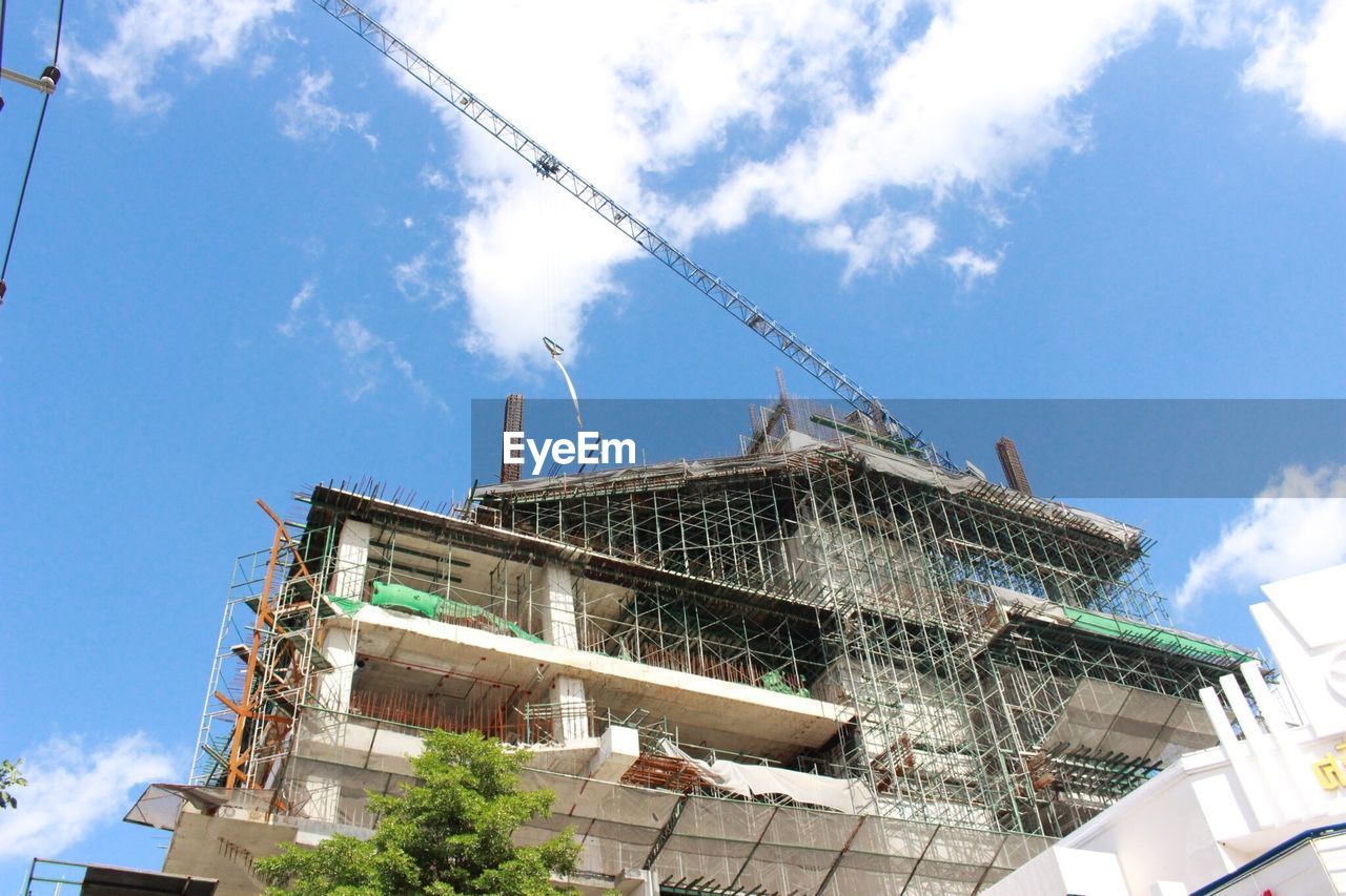 LOW ANGLE VIEW OF CRANE AGAINST SKY