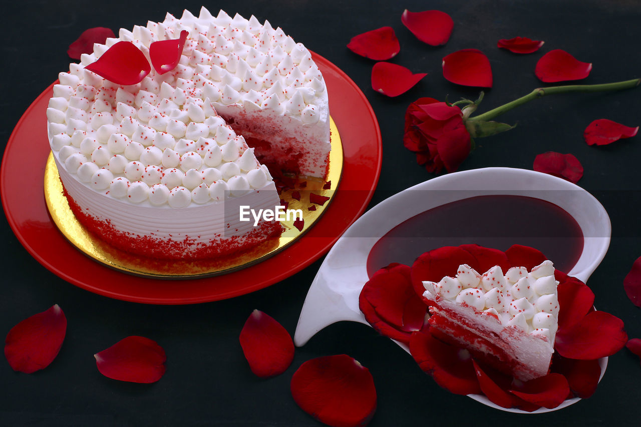 HIGH ANGLE VIEW OF CUPCAKES IN PLATE