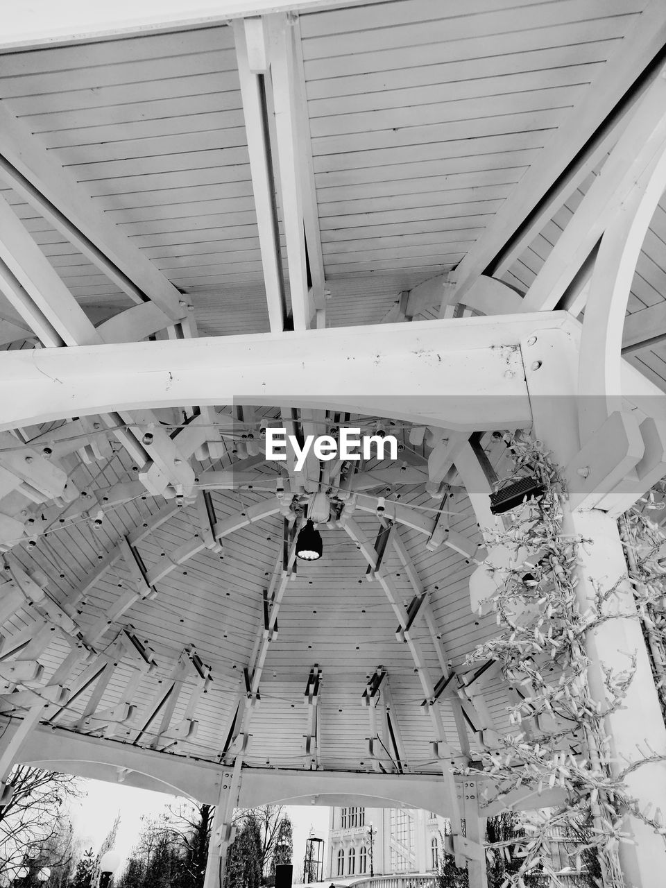 LOW ANGLE VIEW OF BUILDING SEEN THROUGH CEILING