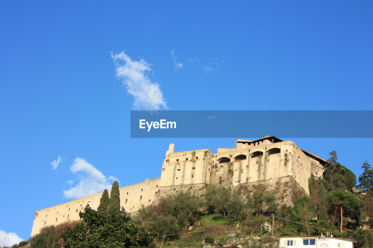 LOW ANGLE VIEW OF FORT AGAINST BLUE SKY