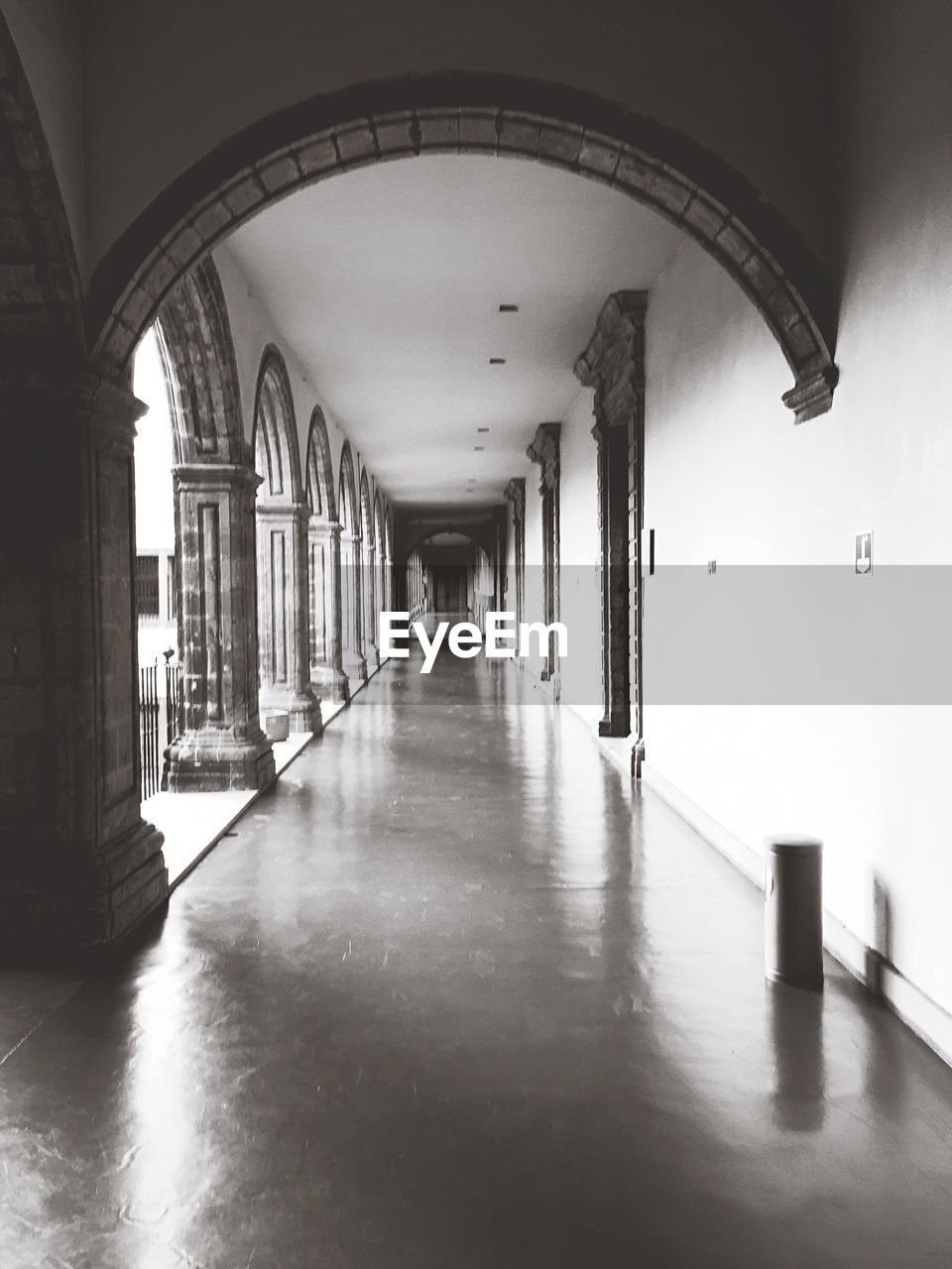 EMPTY CORRIDOR OF BUILDING WITH CEILING