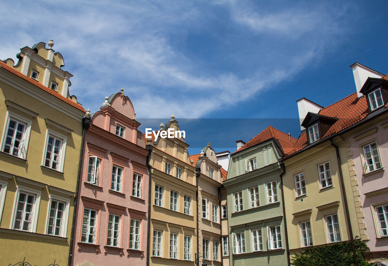 LOW ANGLE VIEW OF RESIDENTIAL BUILDING AGAINST SKY