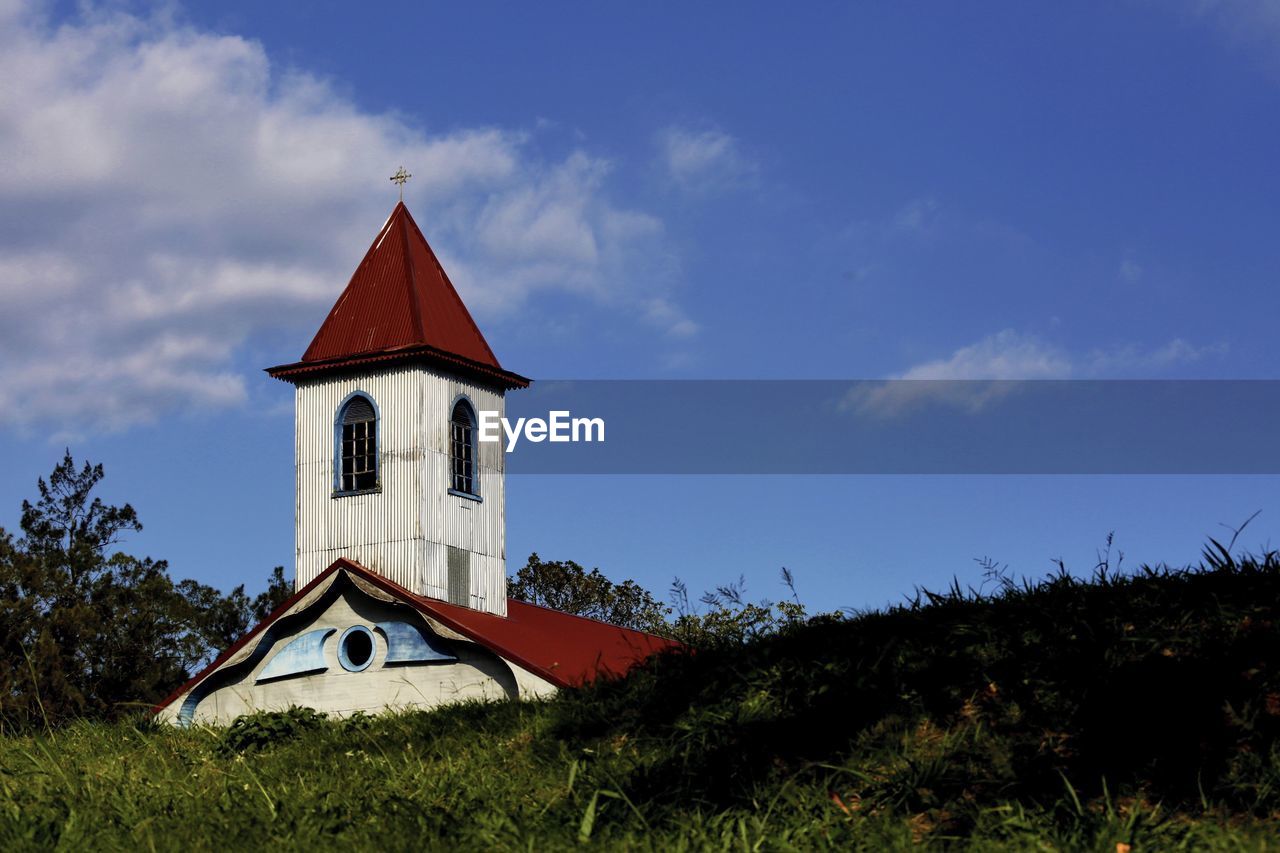 LOW ANGLE VIEW OF CATHEDRAL AGAINST SKY