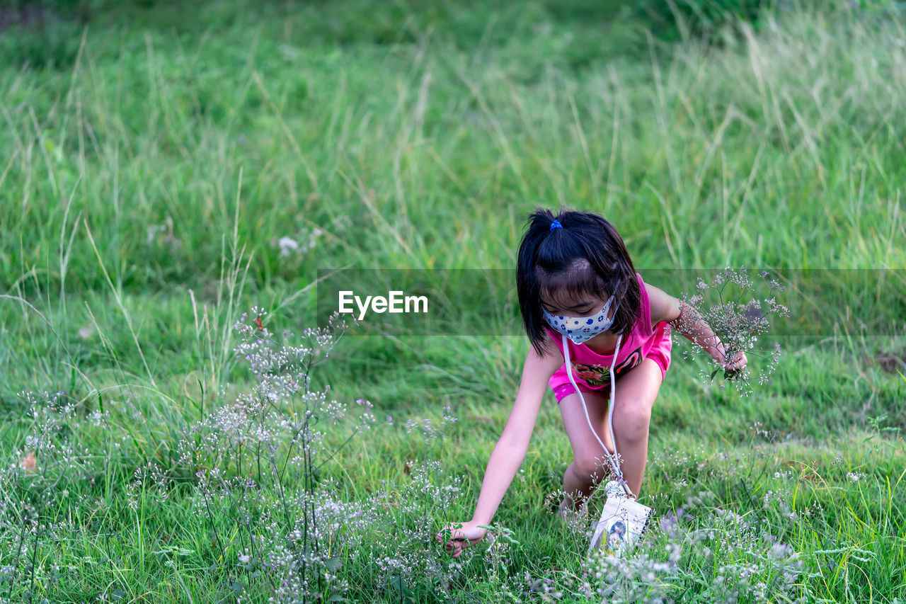 FULL LENGTH OF GIRL ON GRASS FIELD