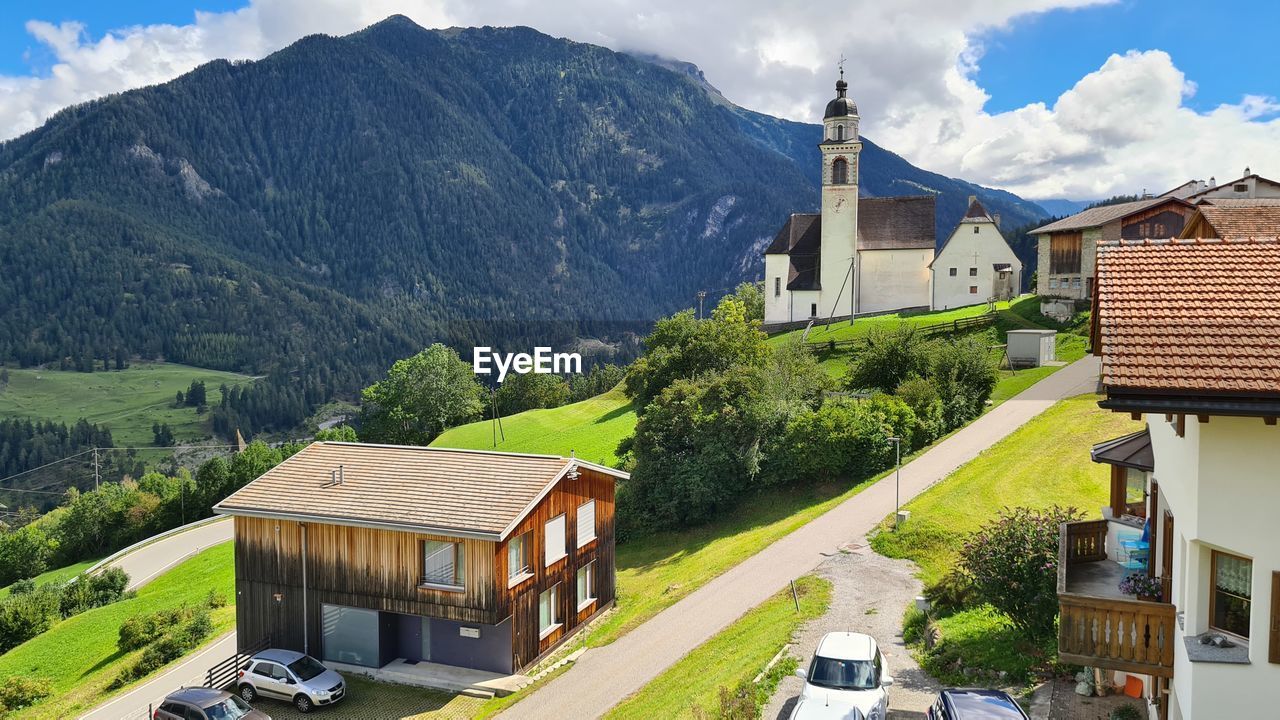 HOUSES AND BUILDINGS AGAINST MOUNTAINS