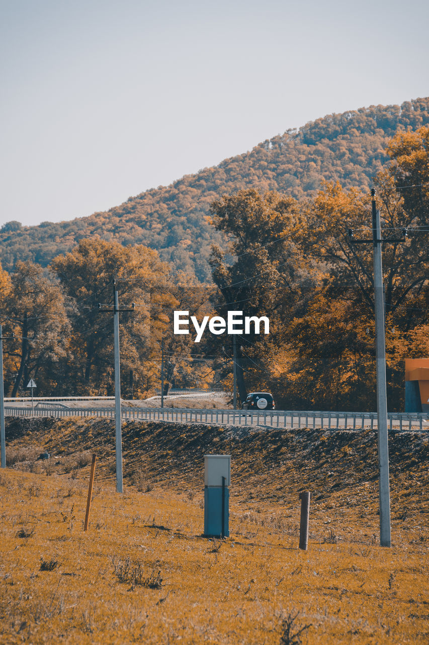 SCENIC VIEW OF MOUNTAIN AGAINST CLEAR SKY