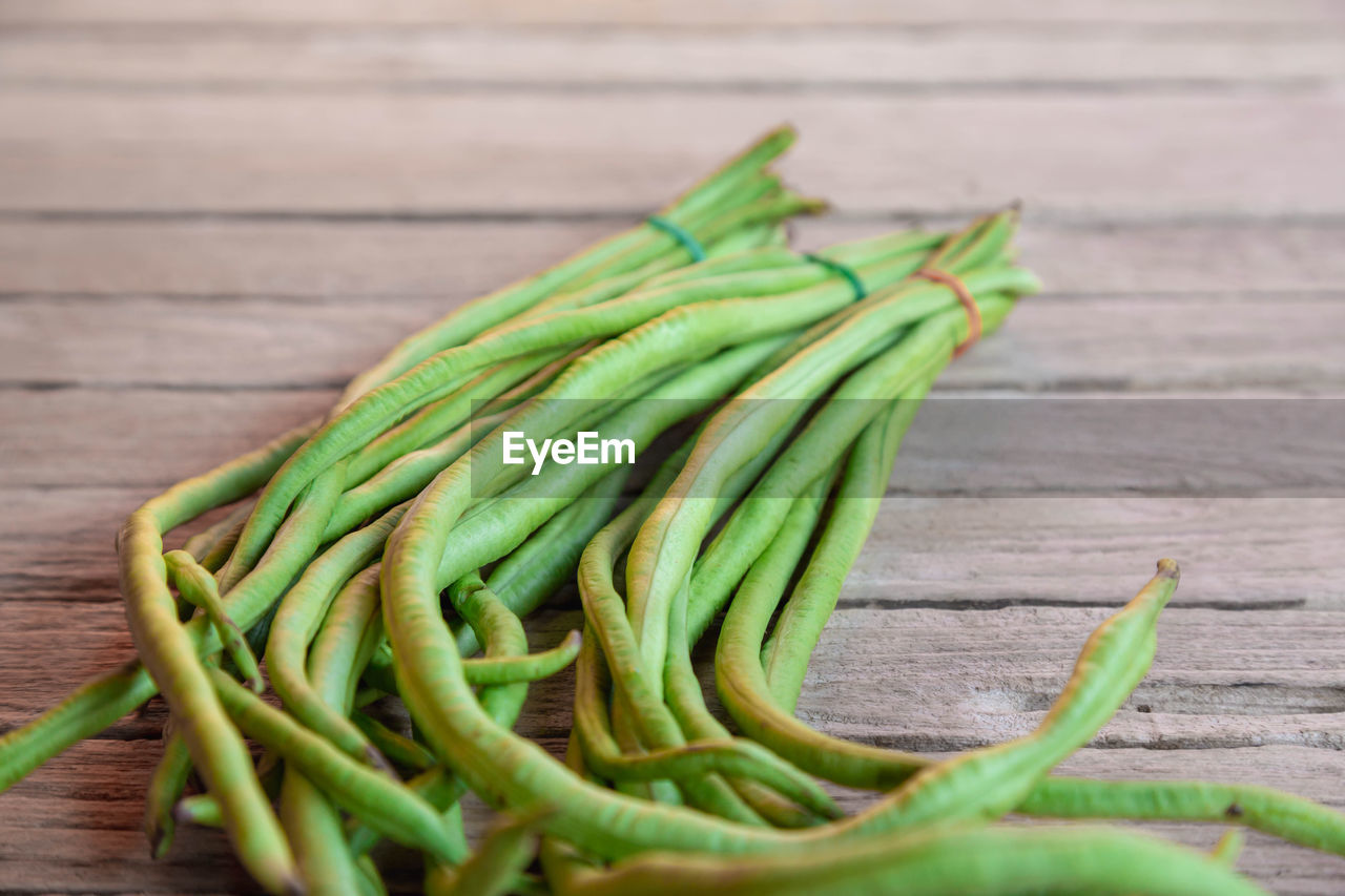 HIGH ANGLE VIEW OF FRESH GREEN VEGETABLES ON TABLE