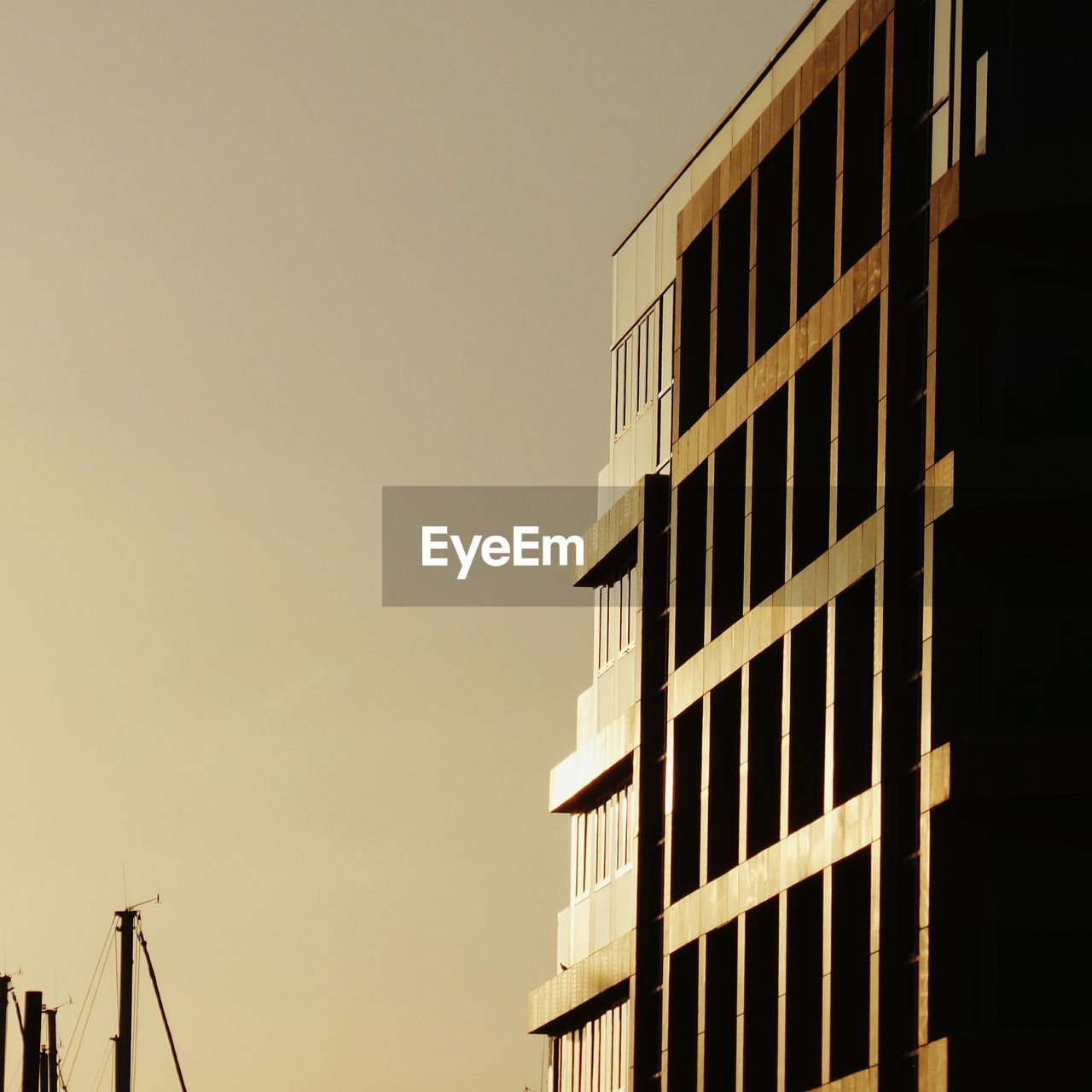 LOW ANGLE VIEW OF BUILDINGS AGAINST CLEAR SKY