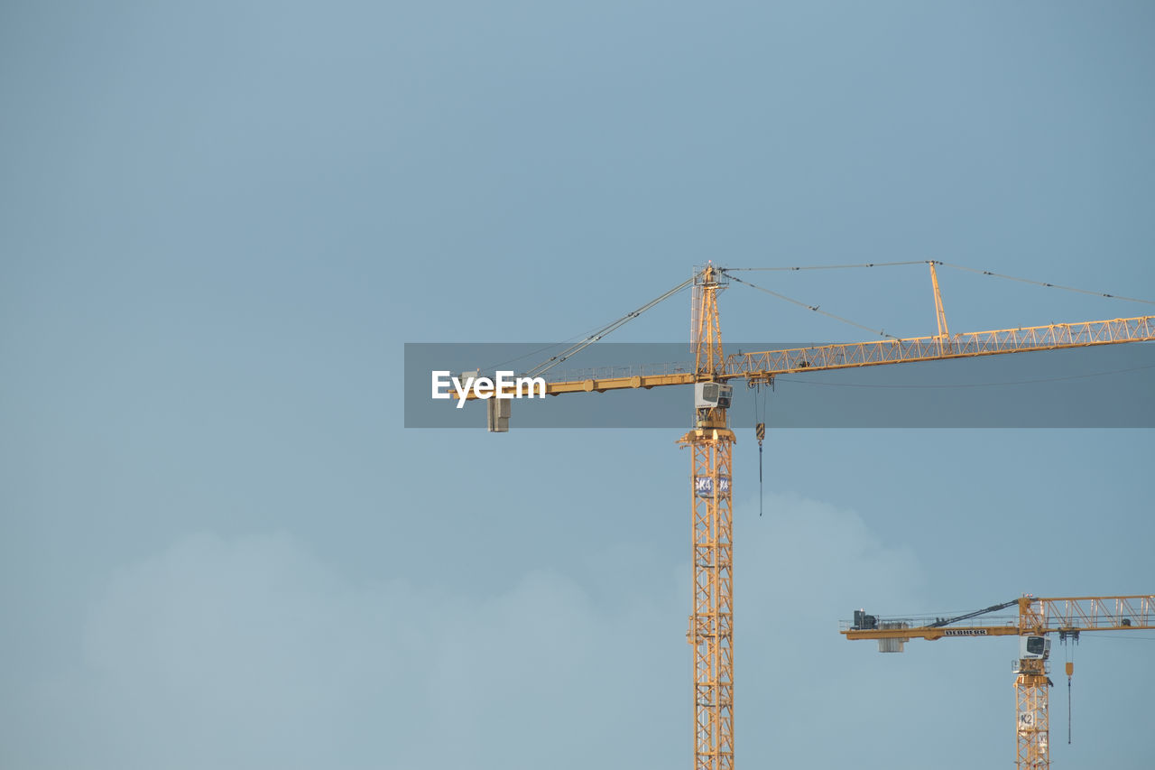 LOW ANGLE VIEW OF CRANE AND CRANE AGAINST CLEAR SKY