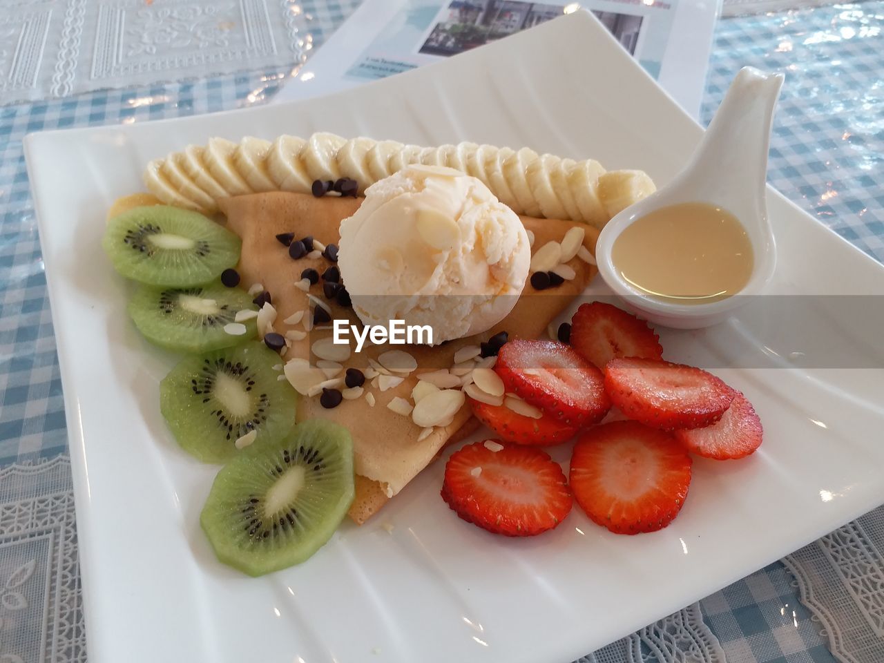 HIGH ANGLE VIEW OF BREAKFAST IN PLATE