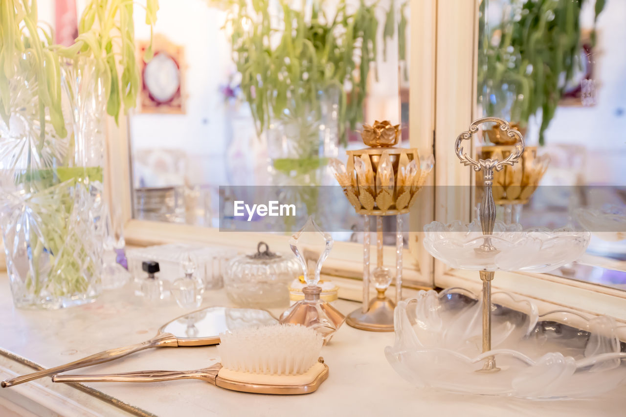 CLOSE-UP OF WINE GLASS ON TABLE