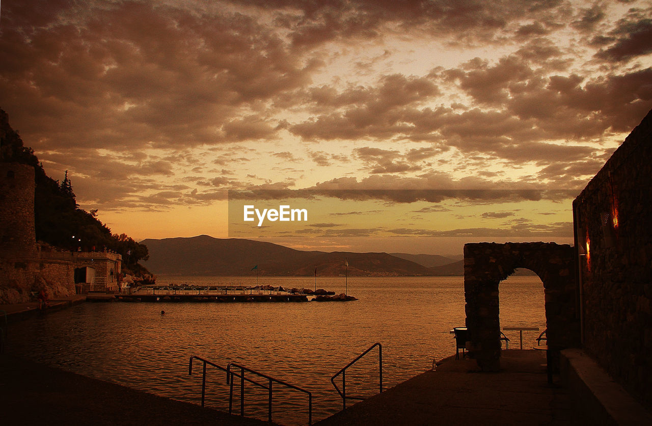 SCENIC VIEW OF DRAMATIC SKY OVER SEA