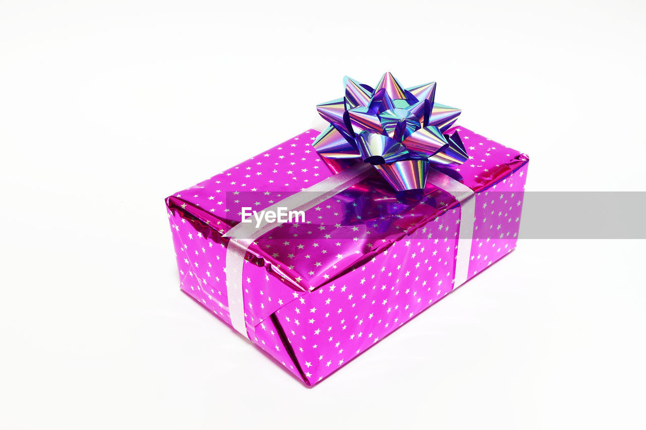 CLOSE-UP OF CHRISTMAS DECORATION ON BOX