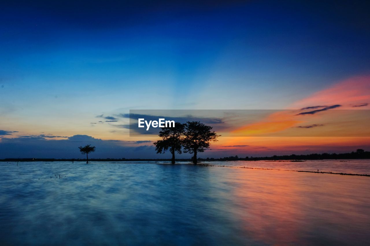 SCENIC VIEW OF SEA AGAINST ORANGE SKY