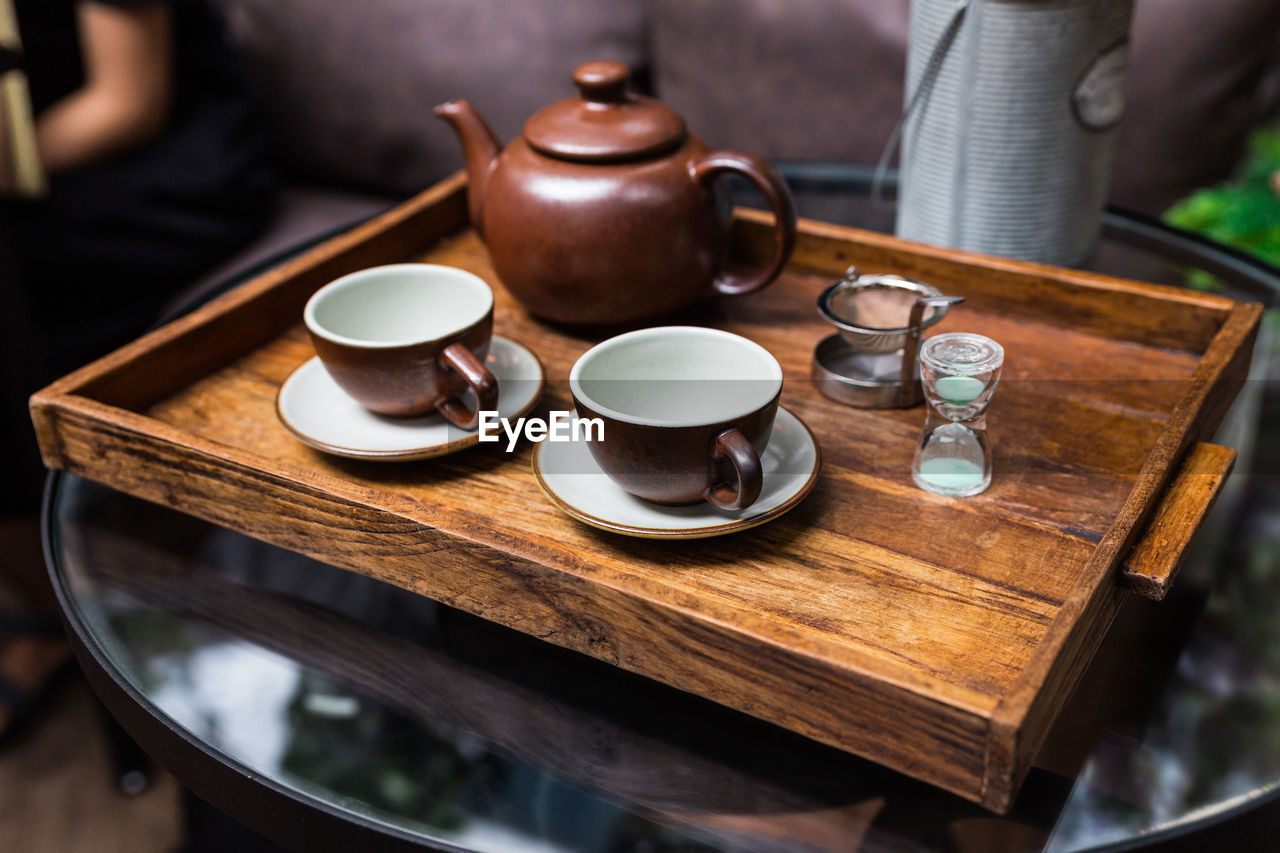 HIGH ANGLE VIEW OF COFFEE CUP AND TABLE