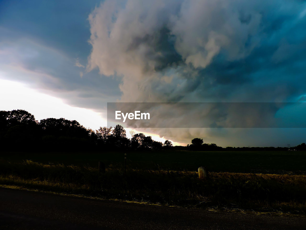 SCENIC VIEW OF LANDSCAPE AGAINST CLOUDY SKY