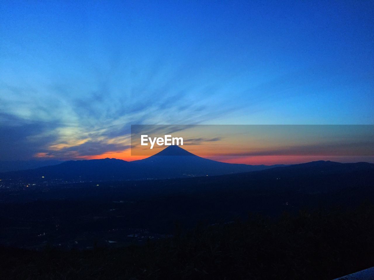 SCENIC VIEW OF MOUNTAINS AGAINST SKY AT DUSK
