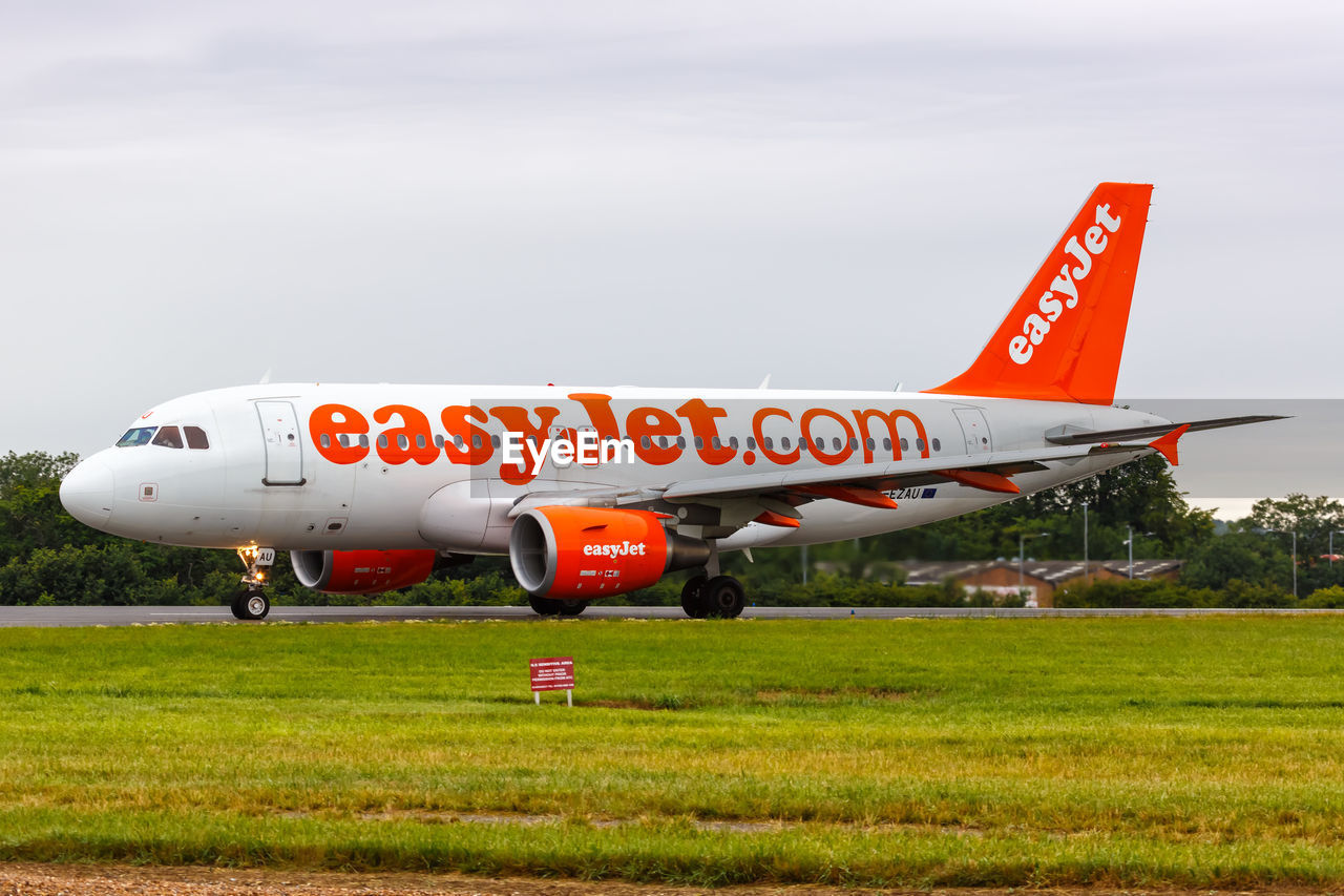 VIEW OF AIRPLANE FLYING IN MID-AIR